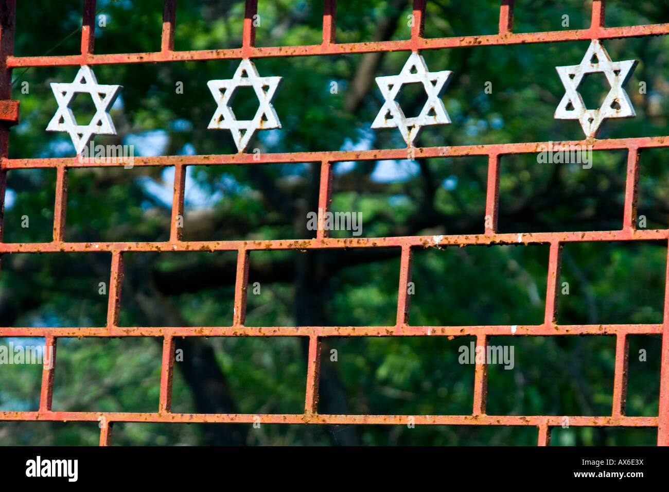 Simboli ebraici su un cancello al di fuori della Sinagoga di ebreo città Mattancherry Cochin India Foto Stock