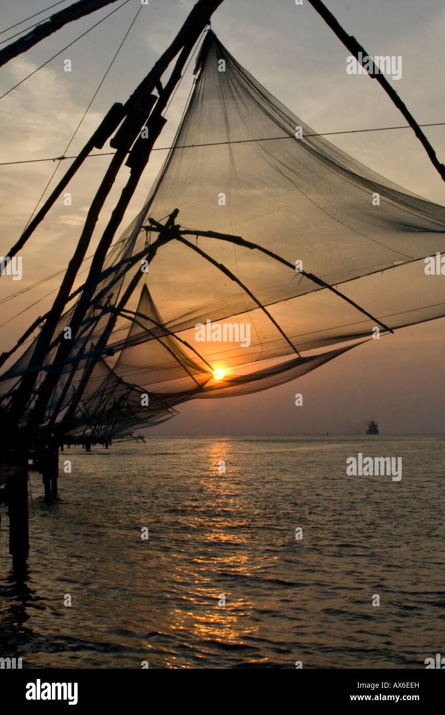 Cinese di reti da pesca al tramonto in Cochin India Foto Stock