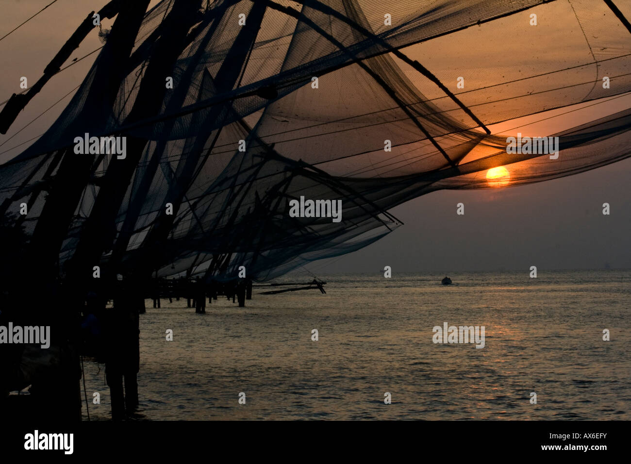 Cinese di reti da pesca al tramonto in Cochin India Foto Stock