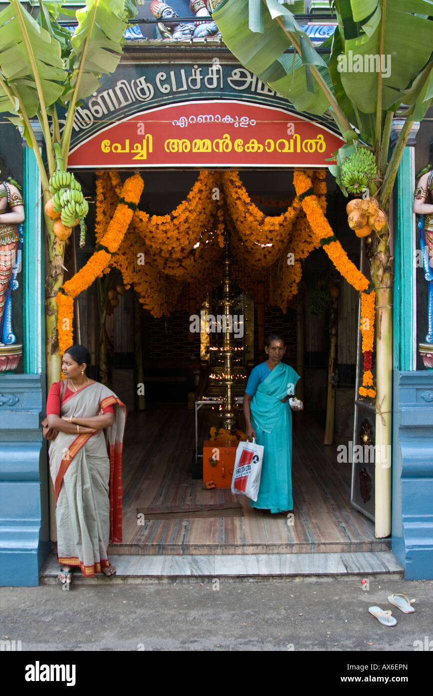 Le donne in un tempio indù in India Cochin Foto Stock
