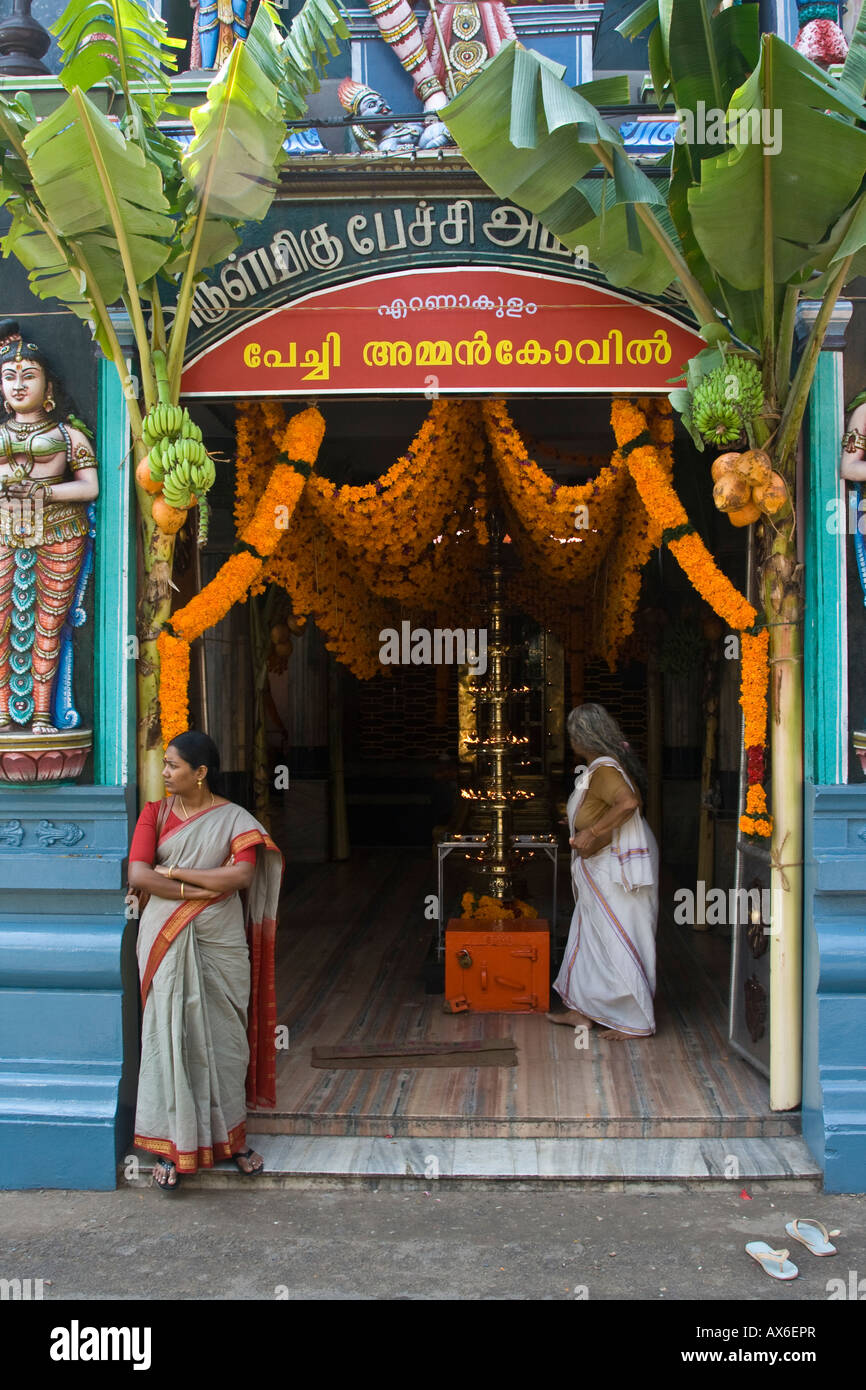 Le donne in un tempio indù in India Cochin Foto Stock