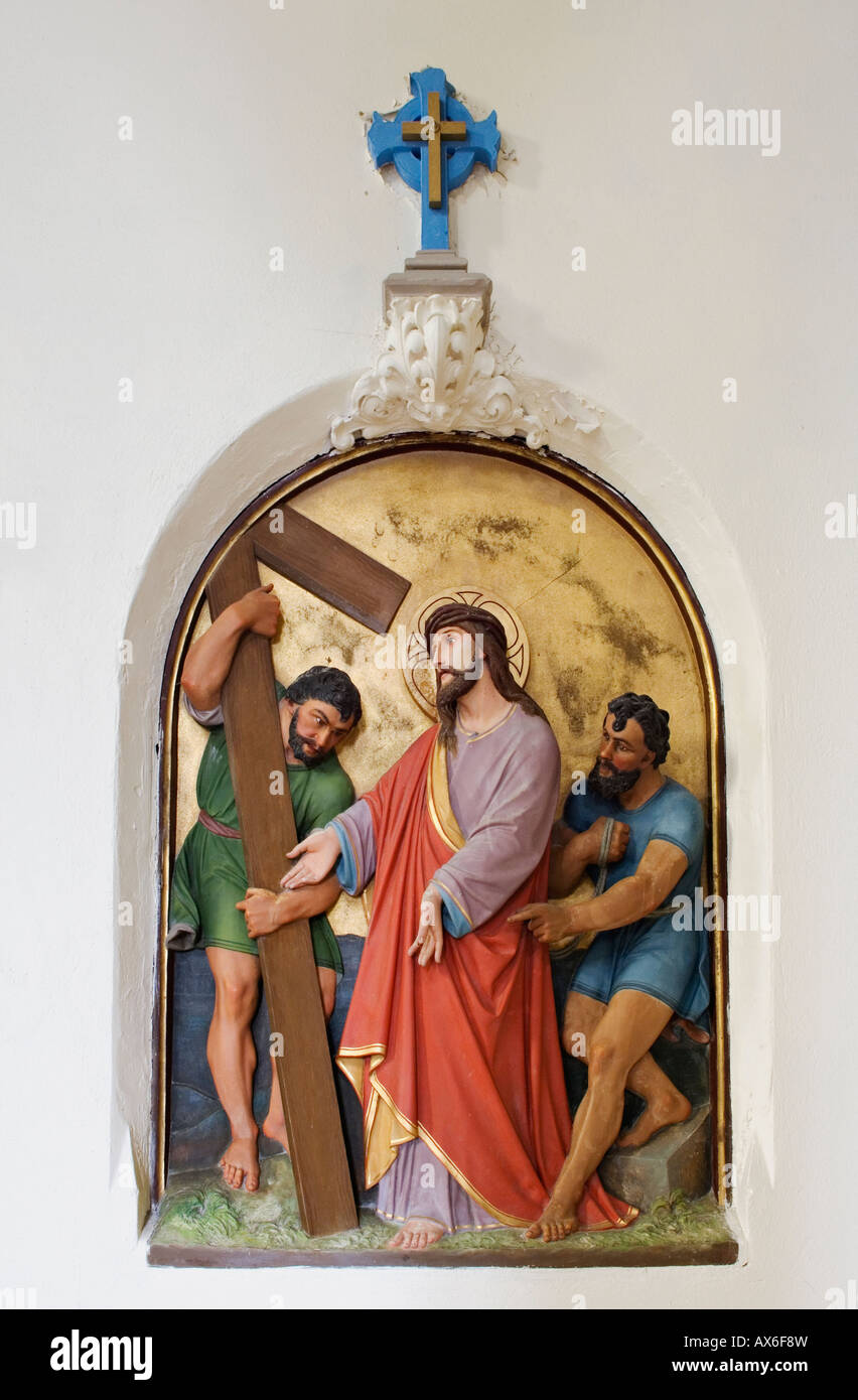 Dipinto di intaglio di Gesù Cristo in croce in interno di Saint Mary s e Saint Finnan chiesa cattolica romana su Loch Shiel Foto Stock