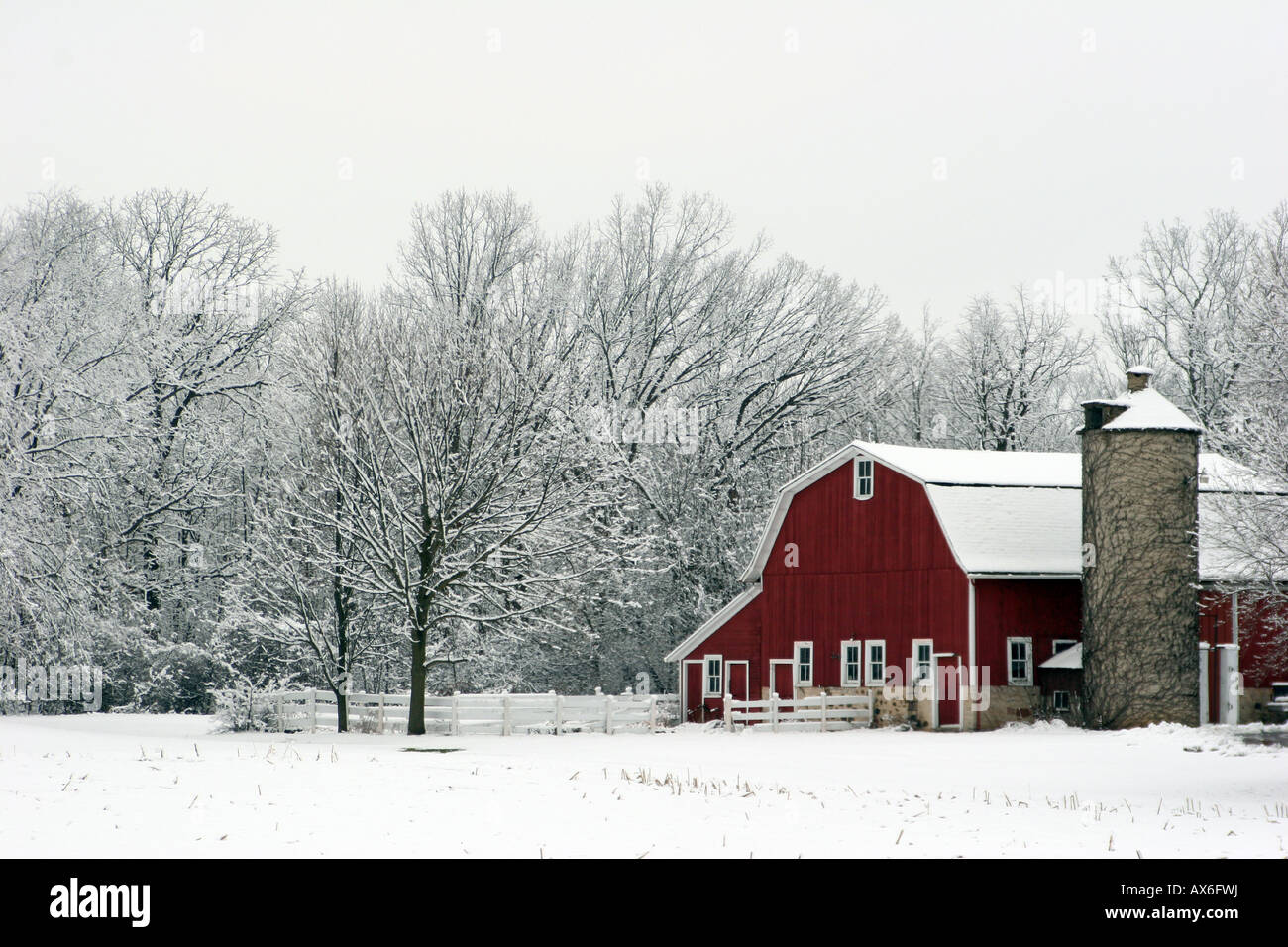 Un granaio rosso nelle zone rurali del Wisconsin subito dopo una caduta di neve Foto Stock