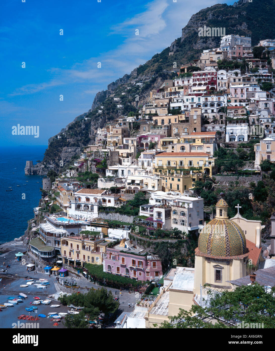 Case sul colle di costa, Chiesa di Santa Maria Assunta, Campania, Italia Foto Stock