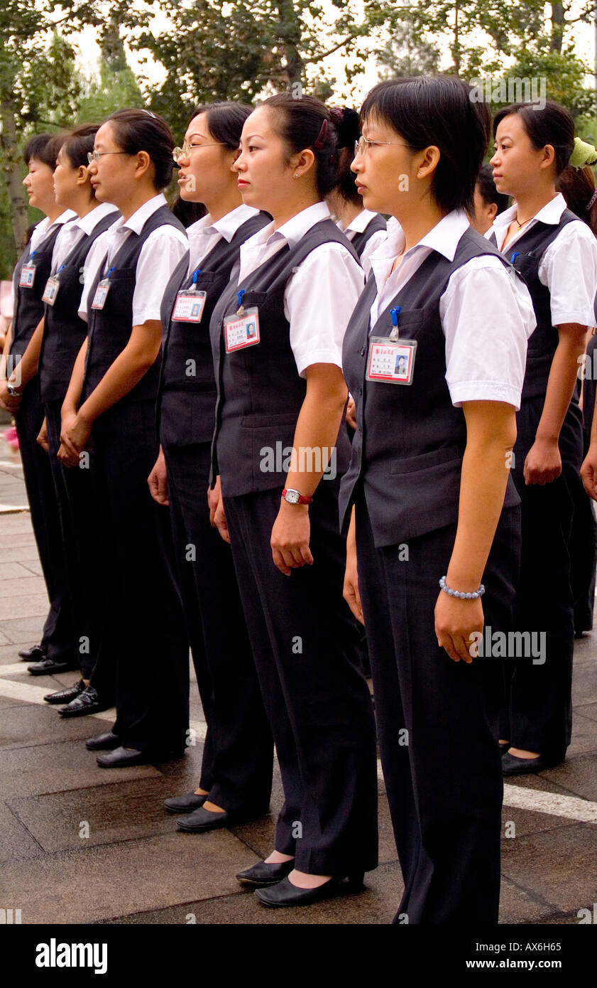 Cina Pechino dipendenti allineando per esercitare in luoghi di lavoro in uniforme a Beijing in Cina Foto Stock