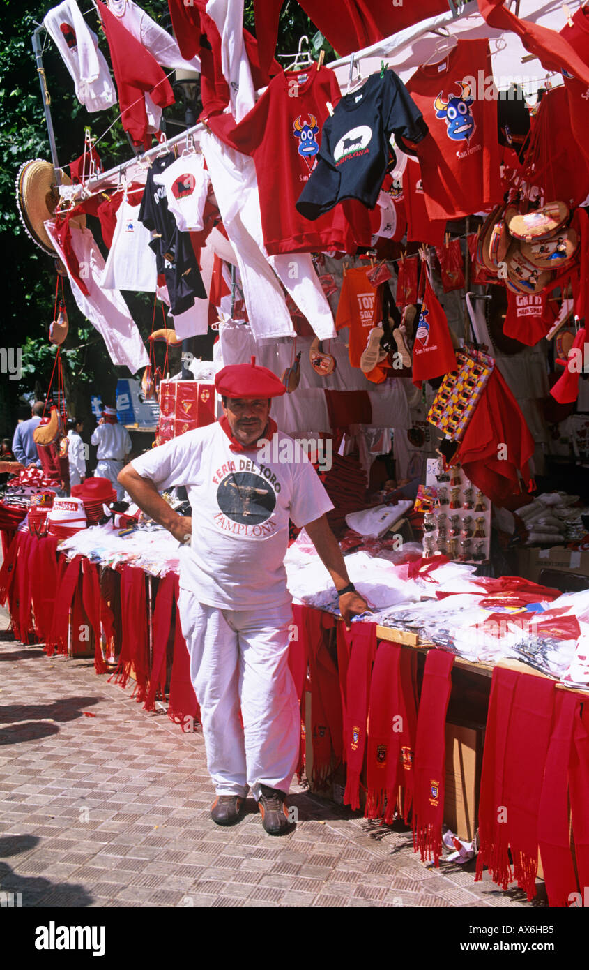 Pamplona corsa dei tori di San Fermin Bull Run festival, Spagna. Il bianco e il rosso abbigliamento per la vendita. Foto Stock