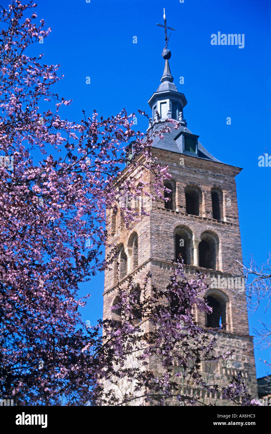 Segovia, Spagna, Castilla León. San Andreas campanile della chiesa. Foto Stock