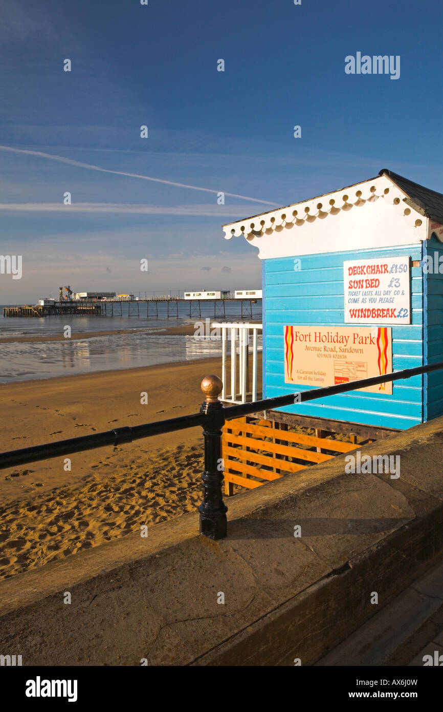 Piacere pier e sdraio a noleggio a Sandown Beach sull'Isola di Wight Foto Stock