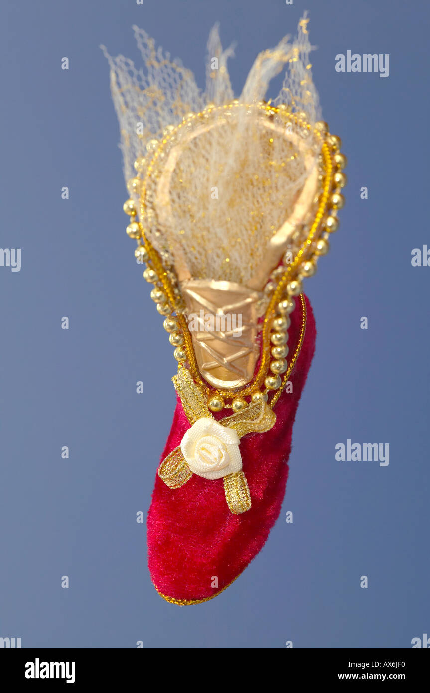 Decorazione per albero di Natale in forma di velluto rosso boot sulla pianura sfondo blu Foto Stock
