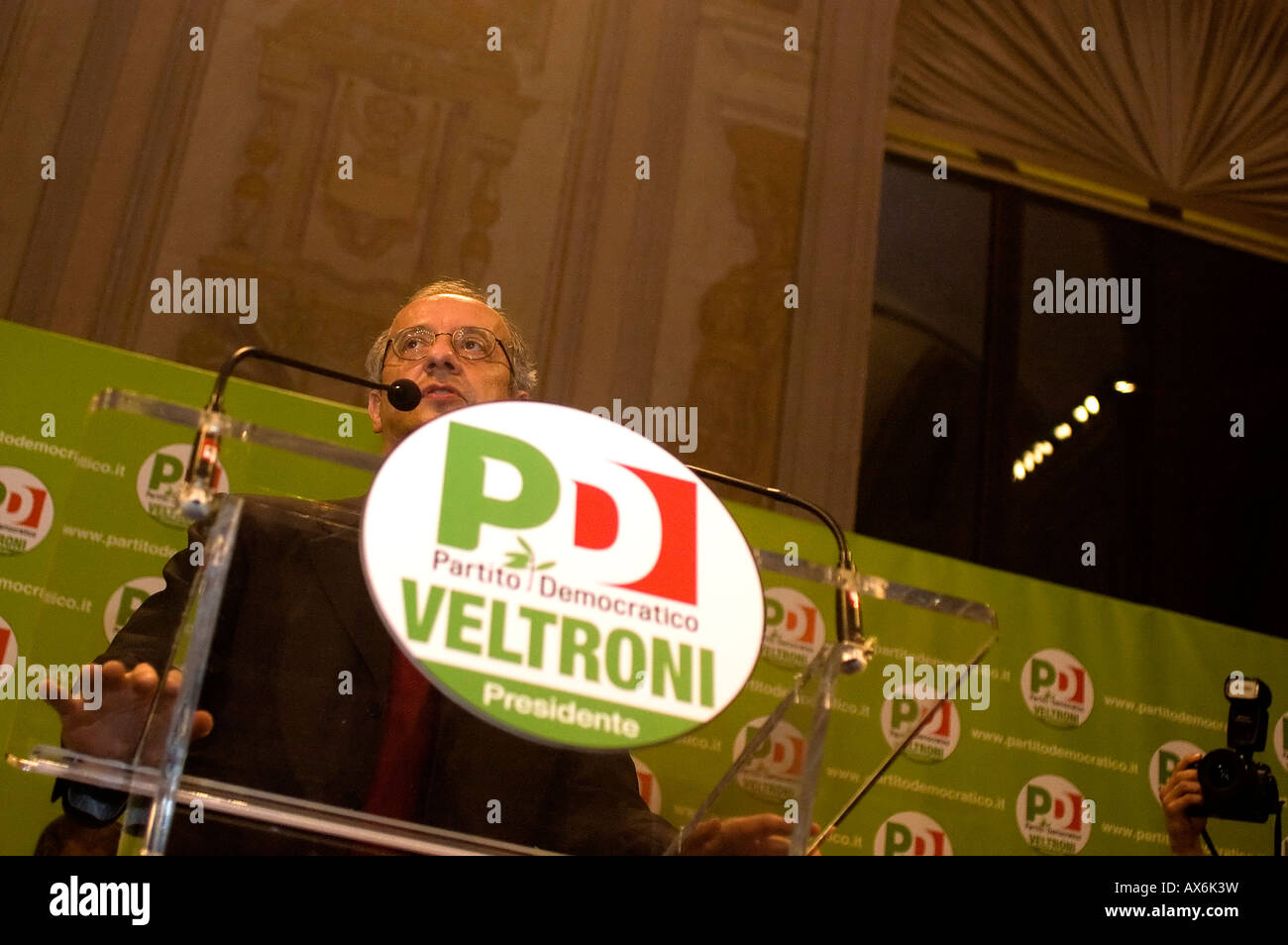 Walter Veltroni leader italiano del Partito Partito Democratico Partito Democratico dà un discorso durante la sua campagna elettorale Foto Stock