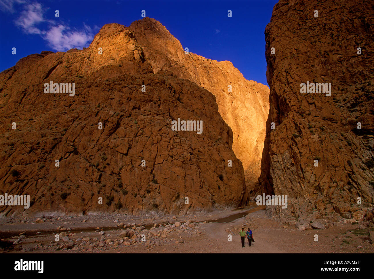 Persone, turisti, visitatori, passeggiate, il letto del fiume, todra gorge, canyon, todgha gorge, Alto Atlante, vicino alla città di tinerhir, Marocco, Africa Foto Stock