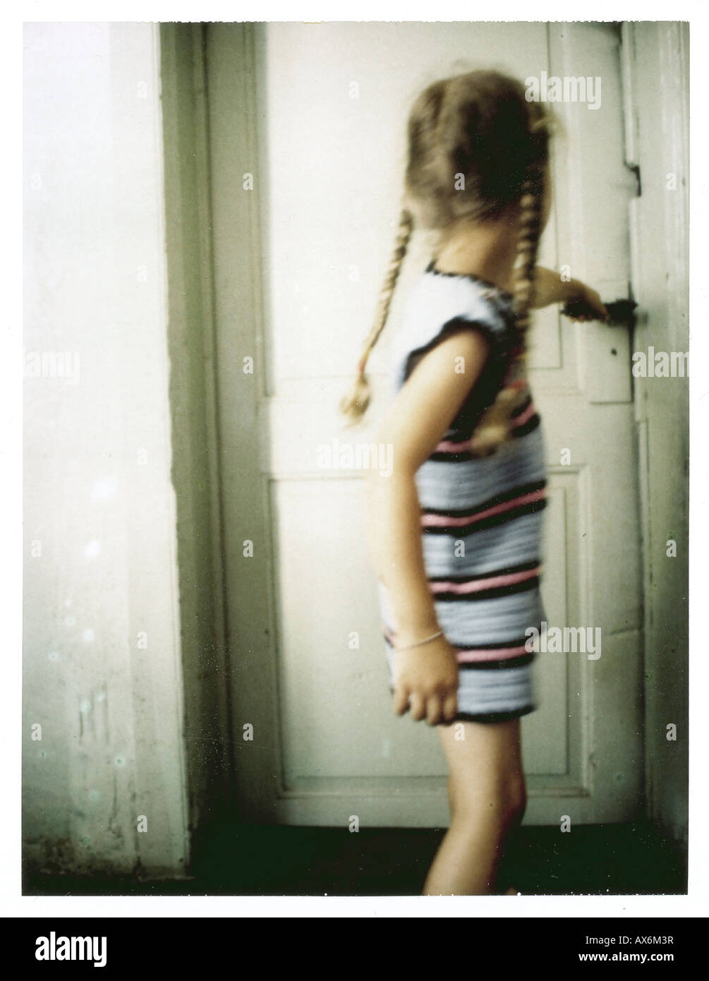 Il profilo laterale della ragazza della porta di trazione Foto Stock