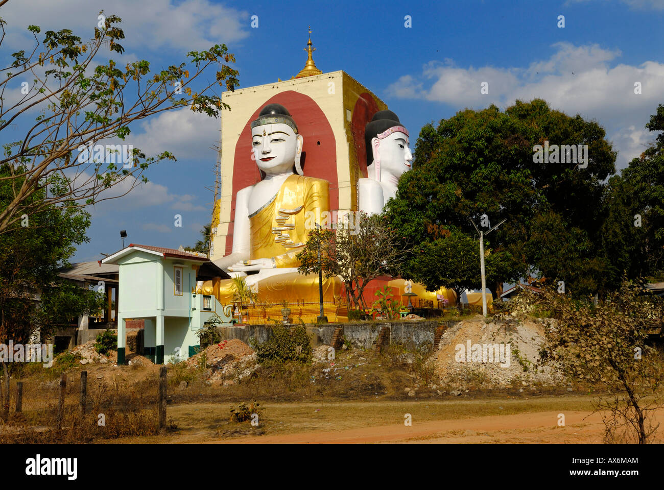 Tempio buddista contro il cielo blu, Kyaikpun Pagoda Kyaik Pun Pagoda, Bago, Myanmar Foto Stock