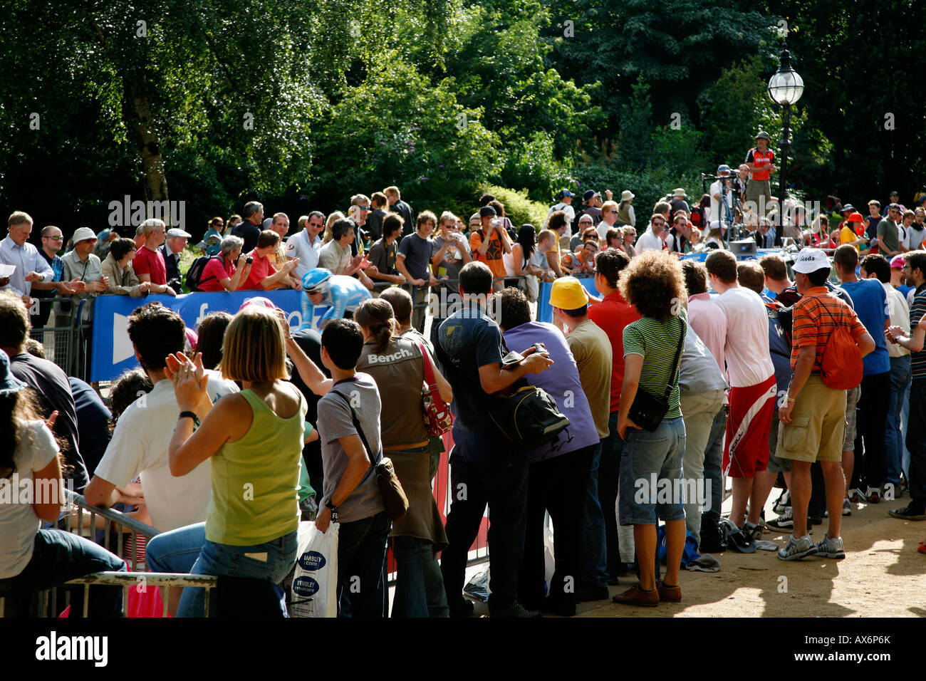 La folla si riuniscono per guardare il 2008 Tour de France prologo in Hyde Park, Londra Foto Stock
