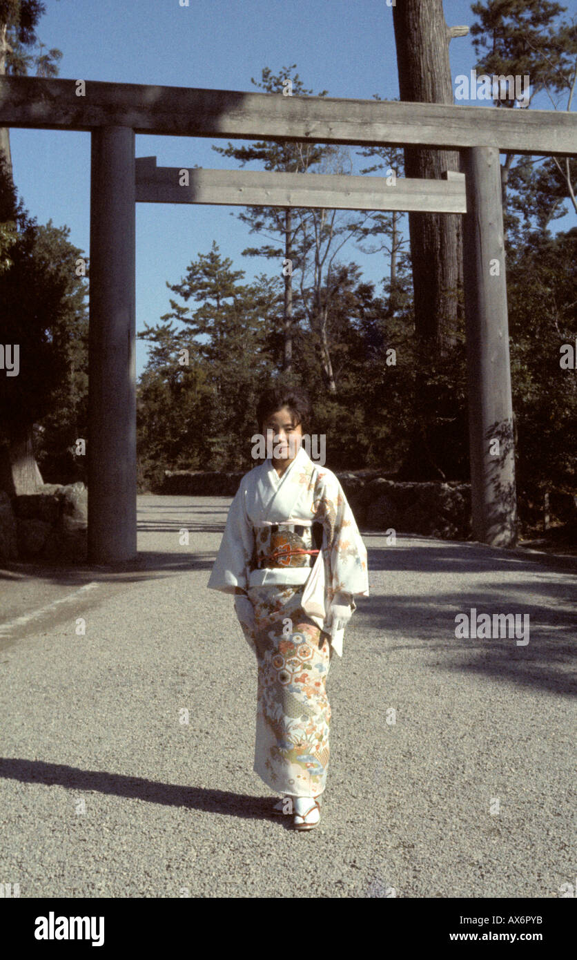Donna vestita in kimono formale con Torri gate Giappone Nara Foto Stock