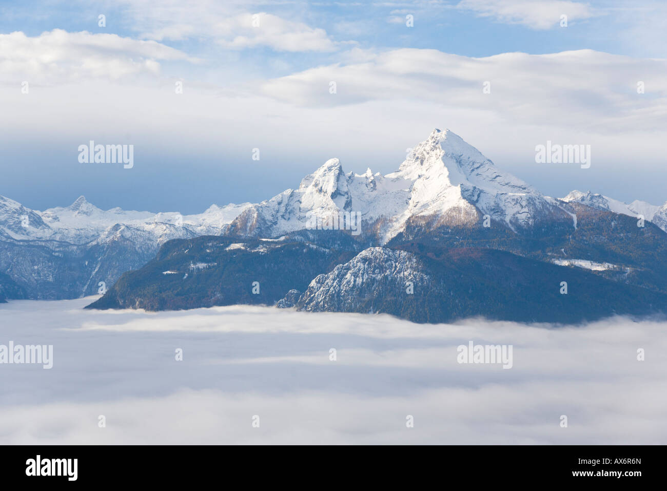 Nuvole sopra montagne dalle vette innevate, Mt Watzmann, Steinernes Meer, sulle Alpi di Berchtesgaden, Baviera, Germania Foto Stock