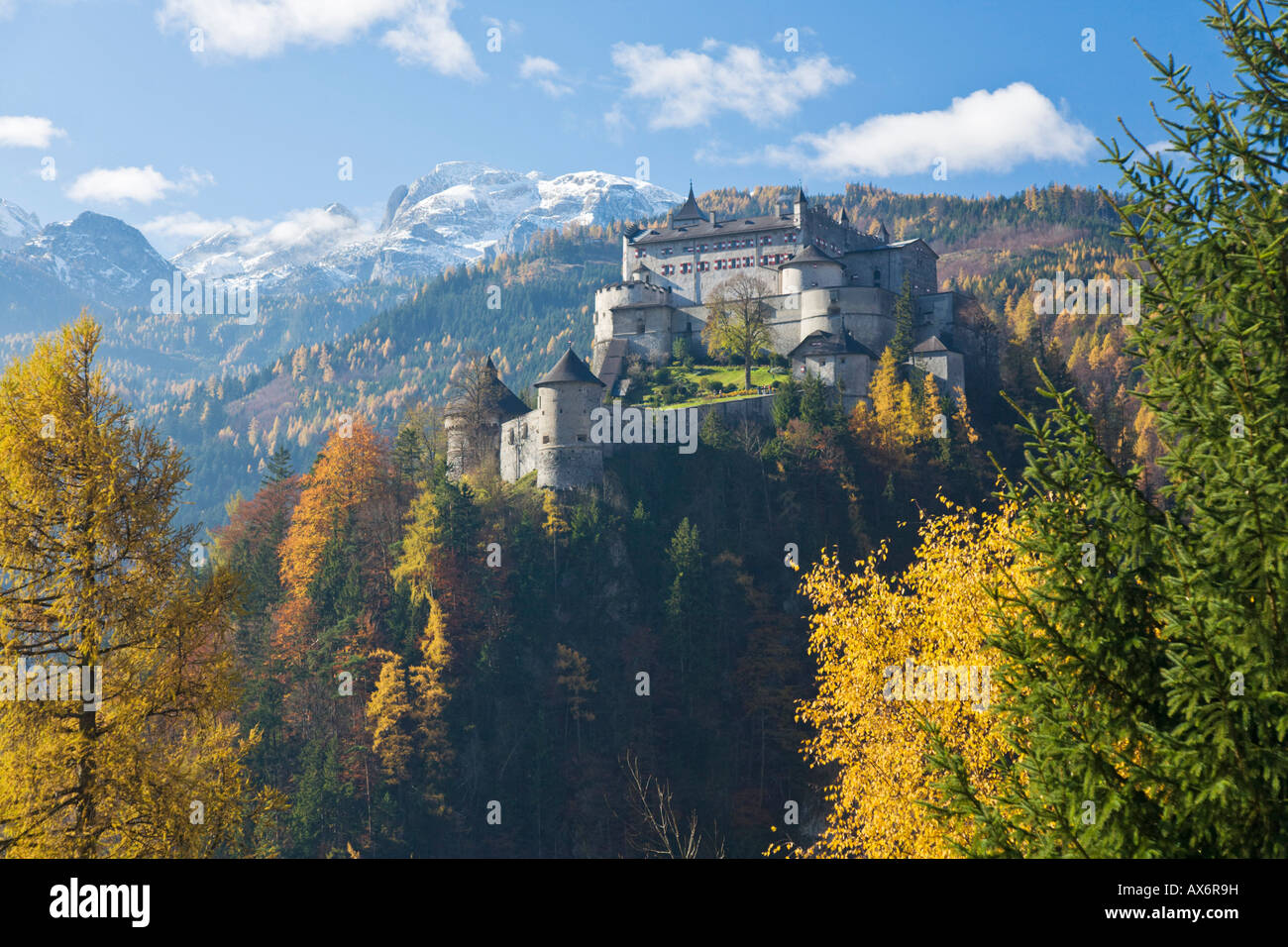Fort sulla collina, Werfen, Hohenwerfen, sulle Alpi di Berchtesgaden, Pongau, Salisburghese, L'Austria Foto Stock