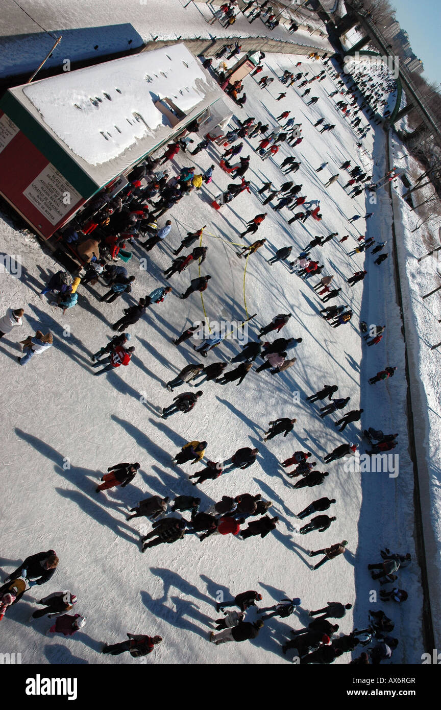 I pattinatori godere un giorno di Canadas di Ottawa Rideau Canal, i mondi più grande pista di pattinaggio Foto Stock
