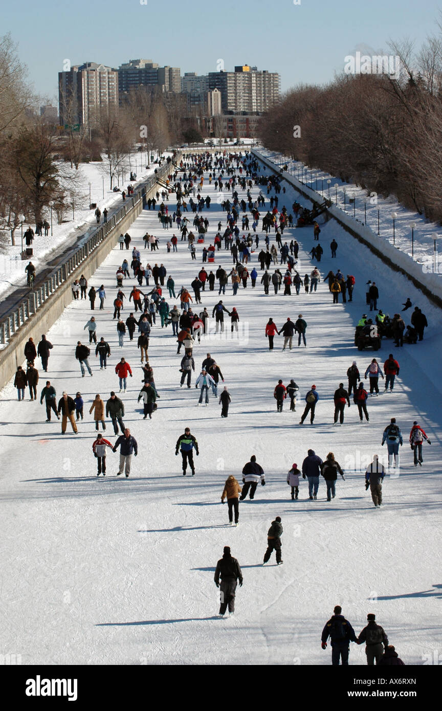 I pattinatori godere un giorno di Canadas di Ottawa Rideau Canal, i mondi più grande pista di pattinaggio Foto Stock