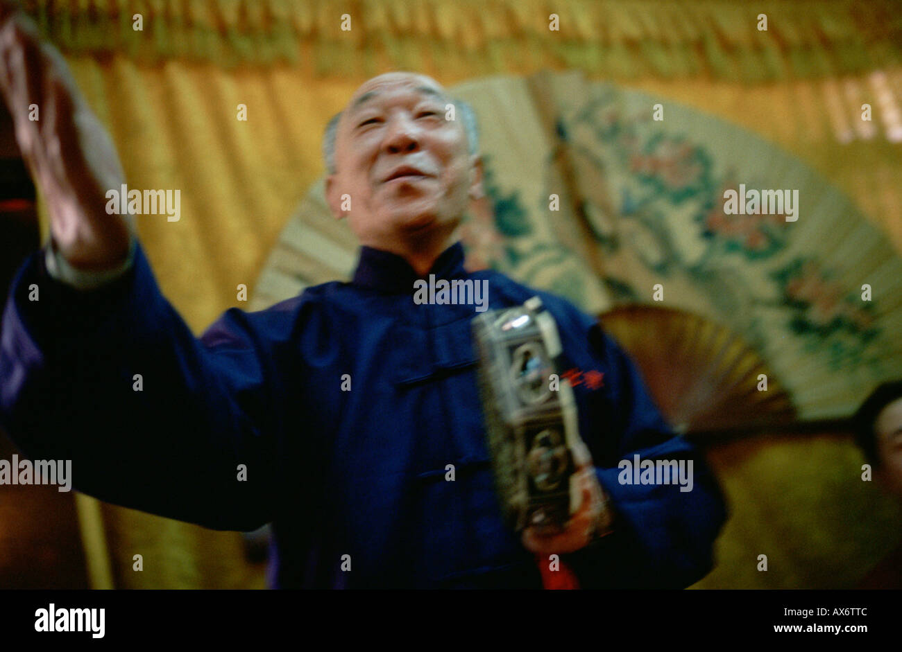 Un uomo compie un tradizionale stile di Pechino tea house opera racconto cantando le prestazioni in Pechino Foto Stock