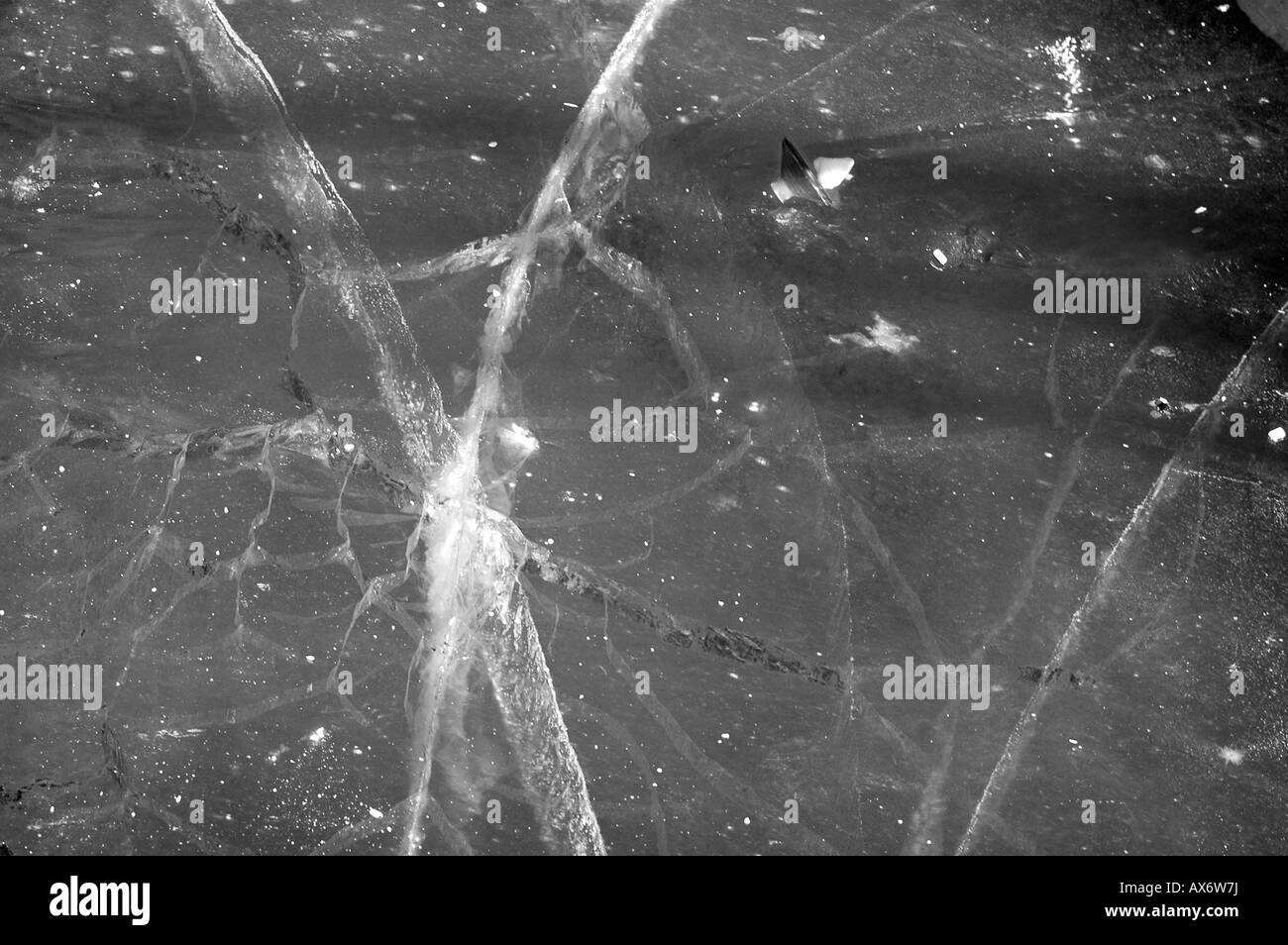 Diverse crepe nel ghiaccio di un canale formano una grande X Foto Stock