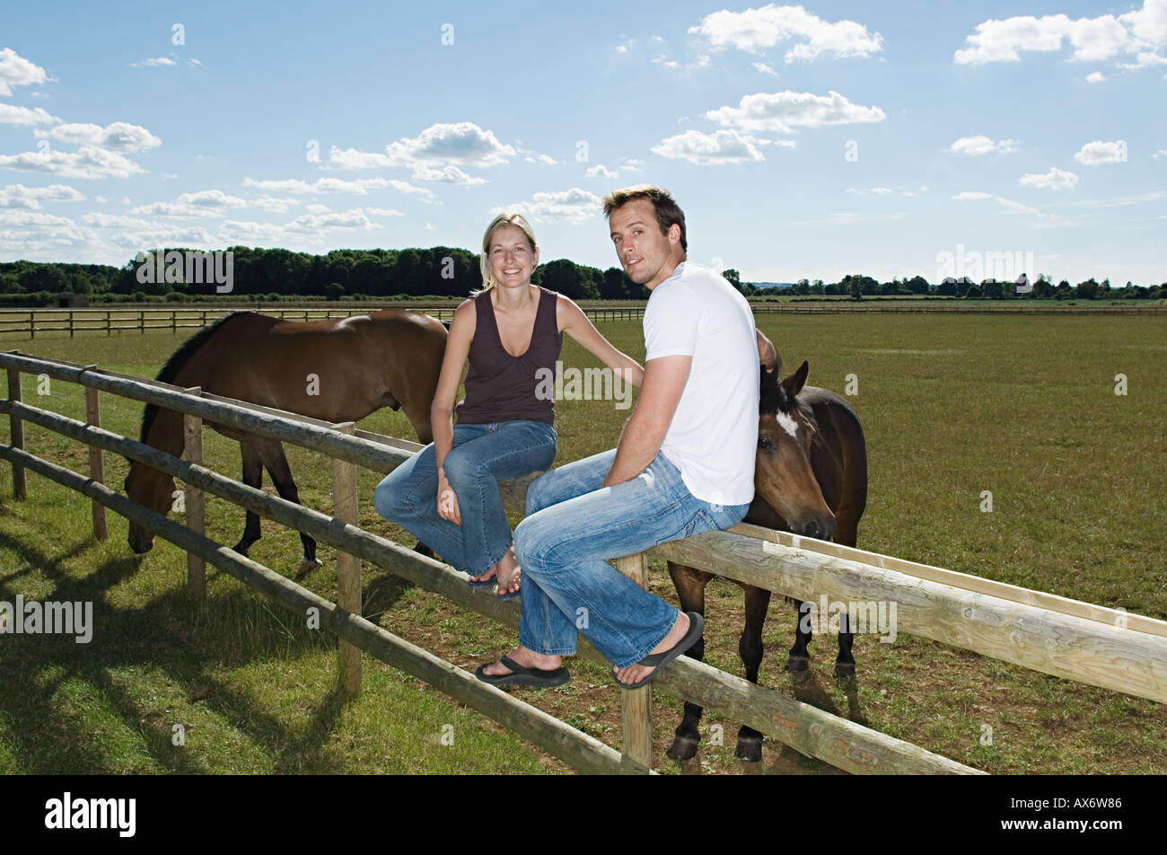 Giovane con campo di cavalli Foto Stock