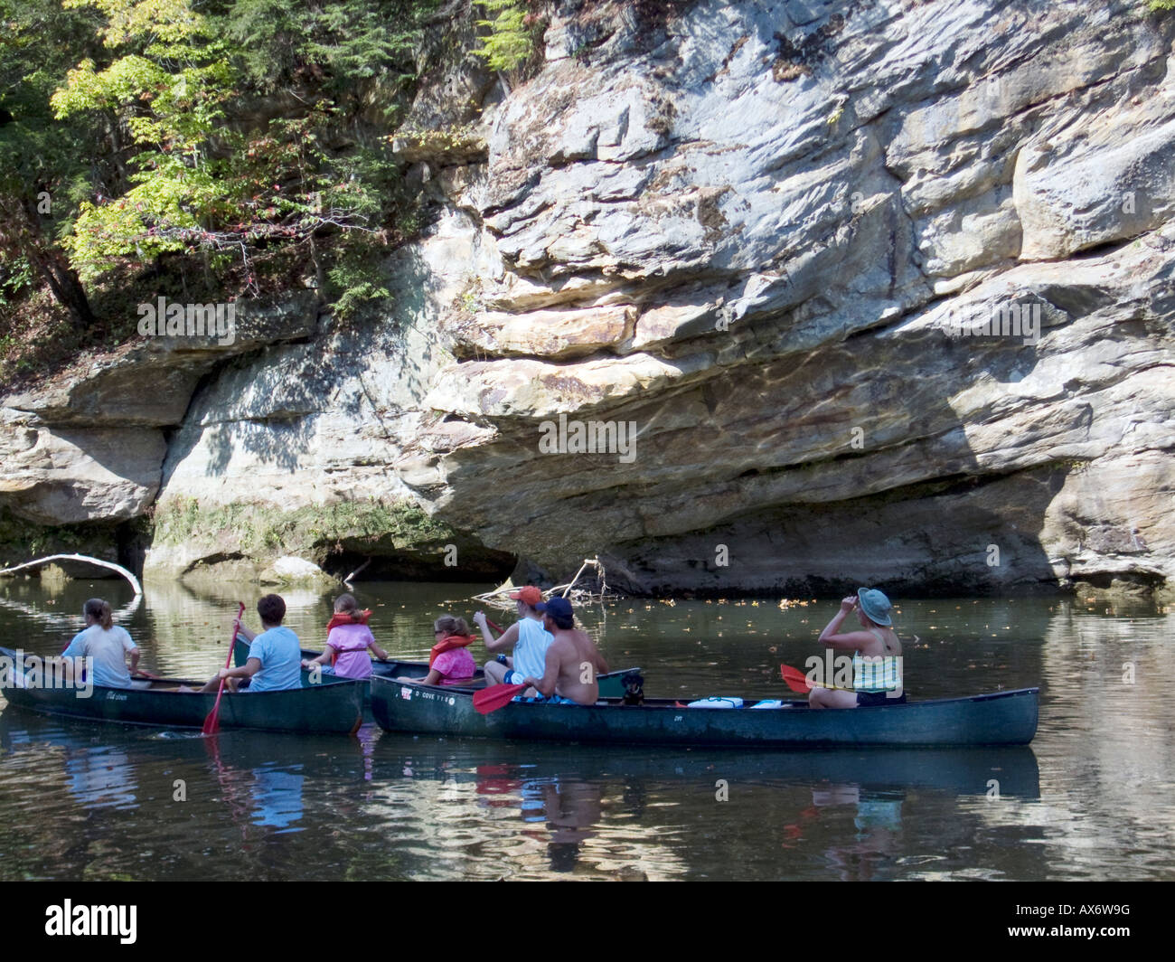 Canoisti & kayakers godetevi sport acquatici in Sugar Creek in Turchia Run Park, Indiana, STATI UNITI D'AMERICA Foto Stock