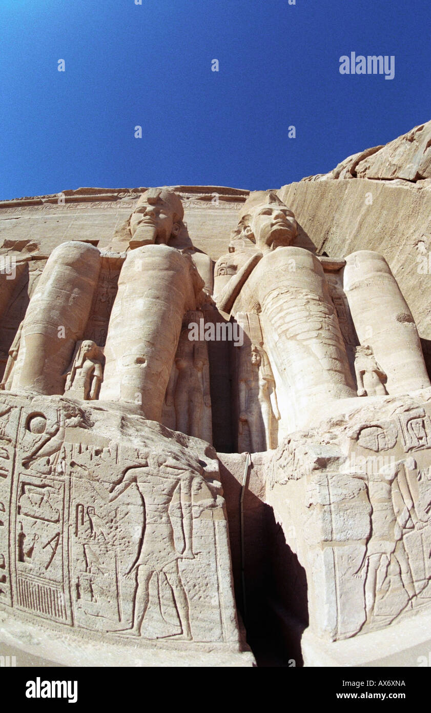 Colossali statue di Ramses II, sulla facciata del Grande Tempio di Abu Simbel Egitto. Foto Stock