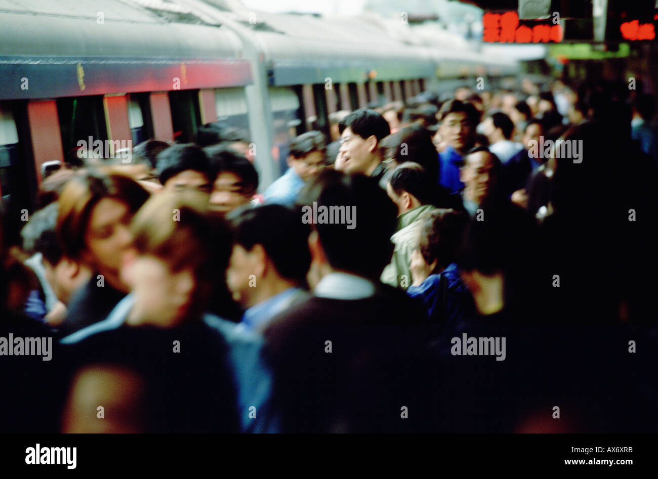 Pendolari cinese di salire e scendere a Hong Kong sistema di treno a Lo Wu confine Foto Stock