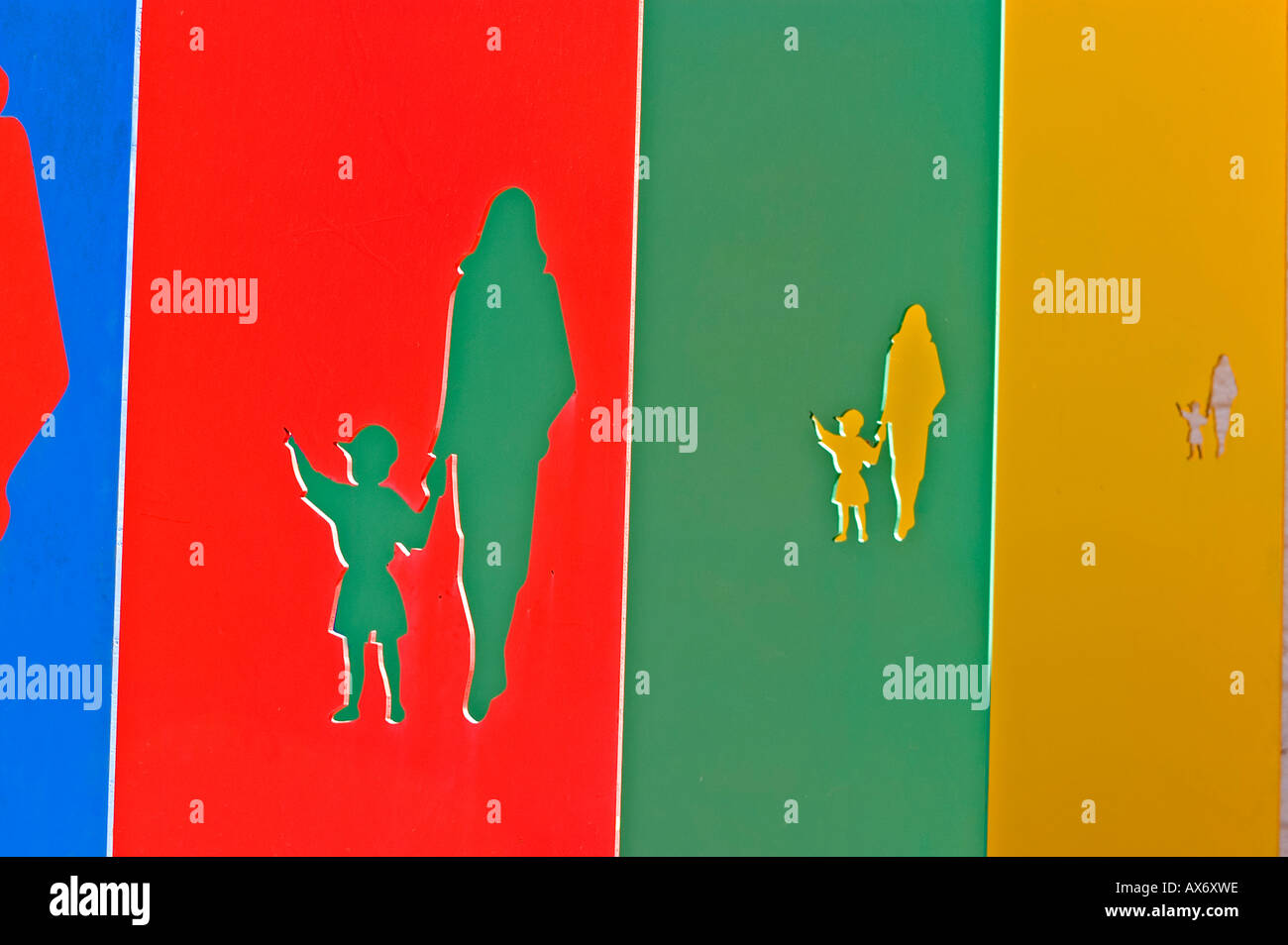Un display grafico di un adulto a piedi con bambino tenendo le mani Foto Stock