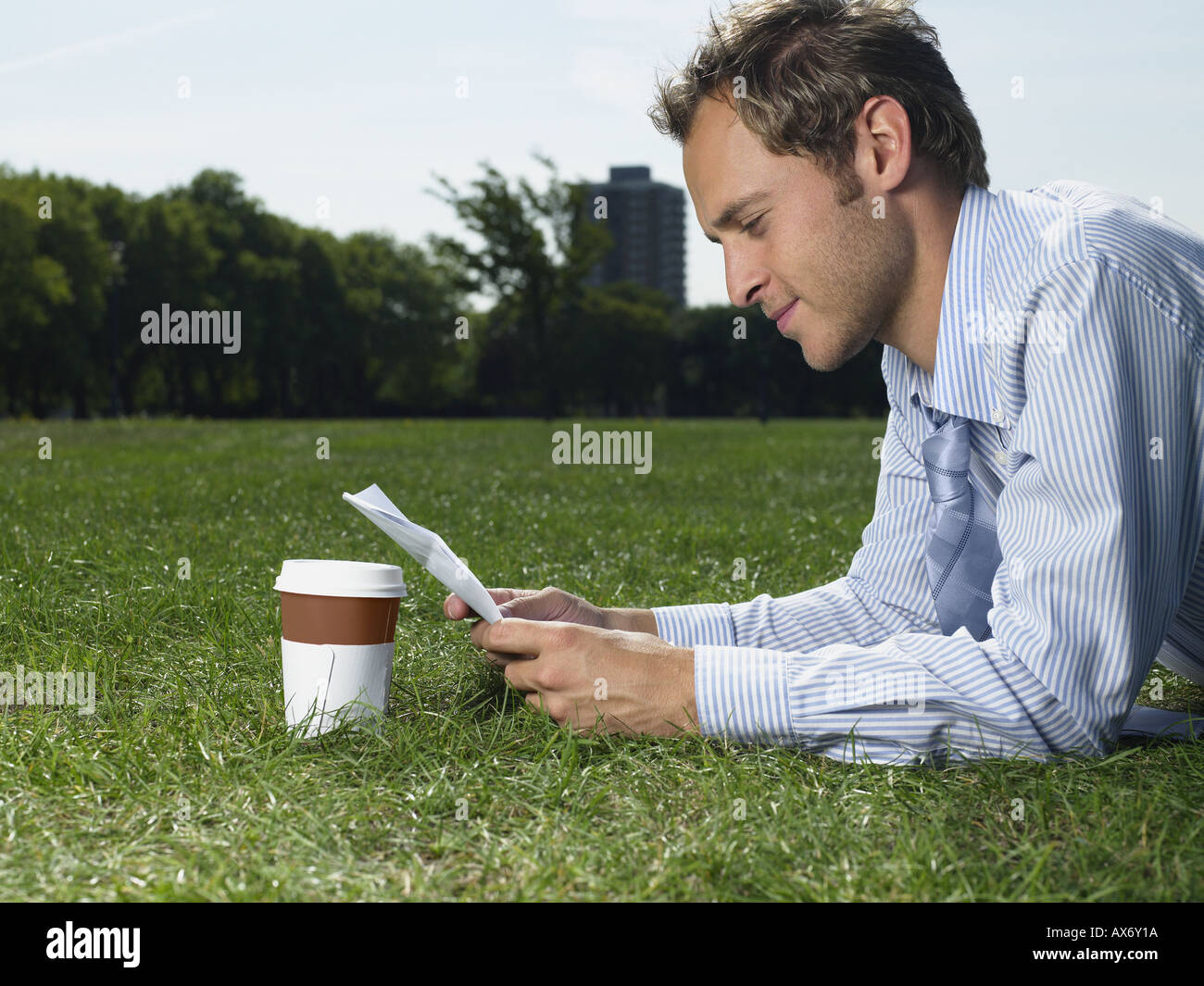 Maschio di lavoratore di ufficio sulla pausa pranzo Foto Stock