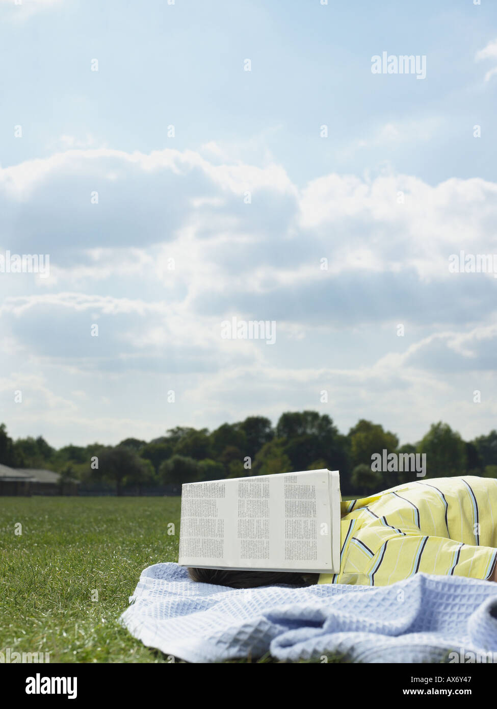 Uomo dorme in un campo Foto Stock