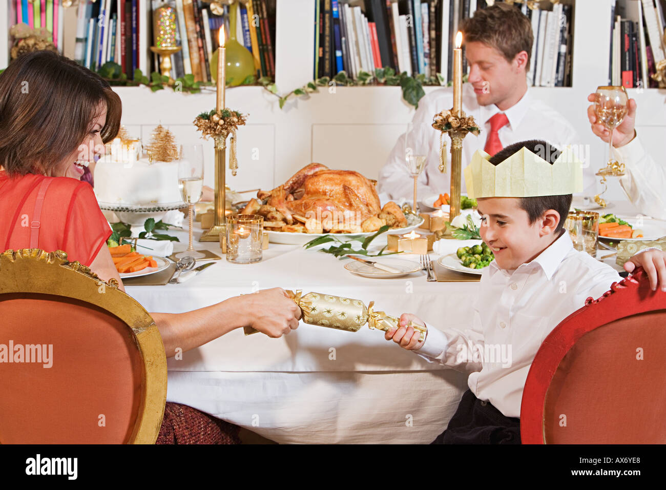 Famiglia tirando Christmas Cracker Foto Stock