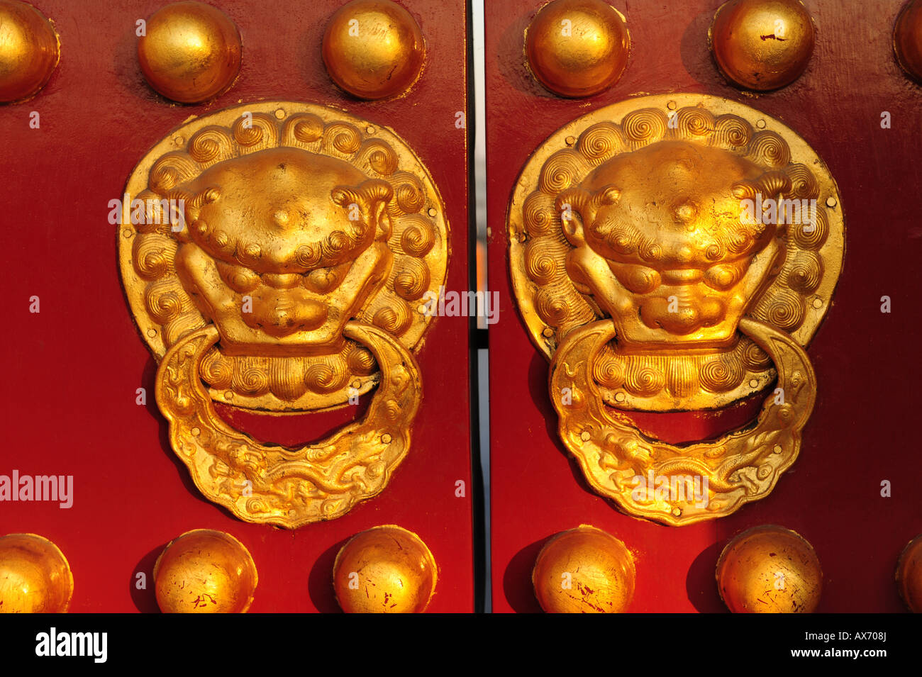 Testa leone la manopola sulla porta rossa, il Tempio del Cielo a Pechino, Cina Foto Stock