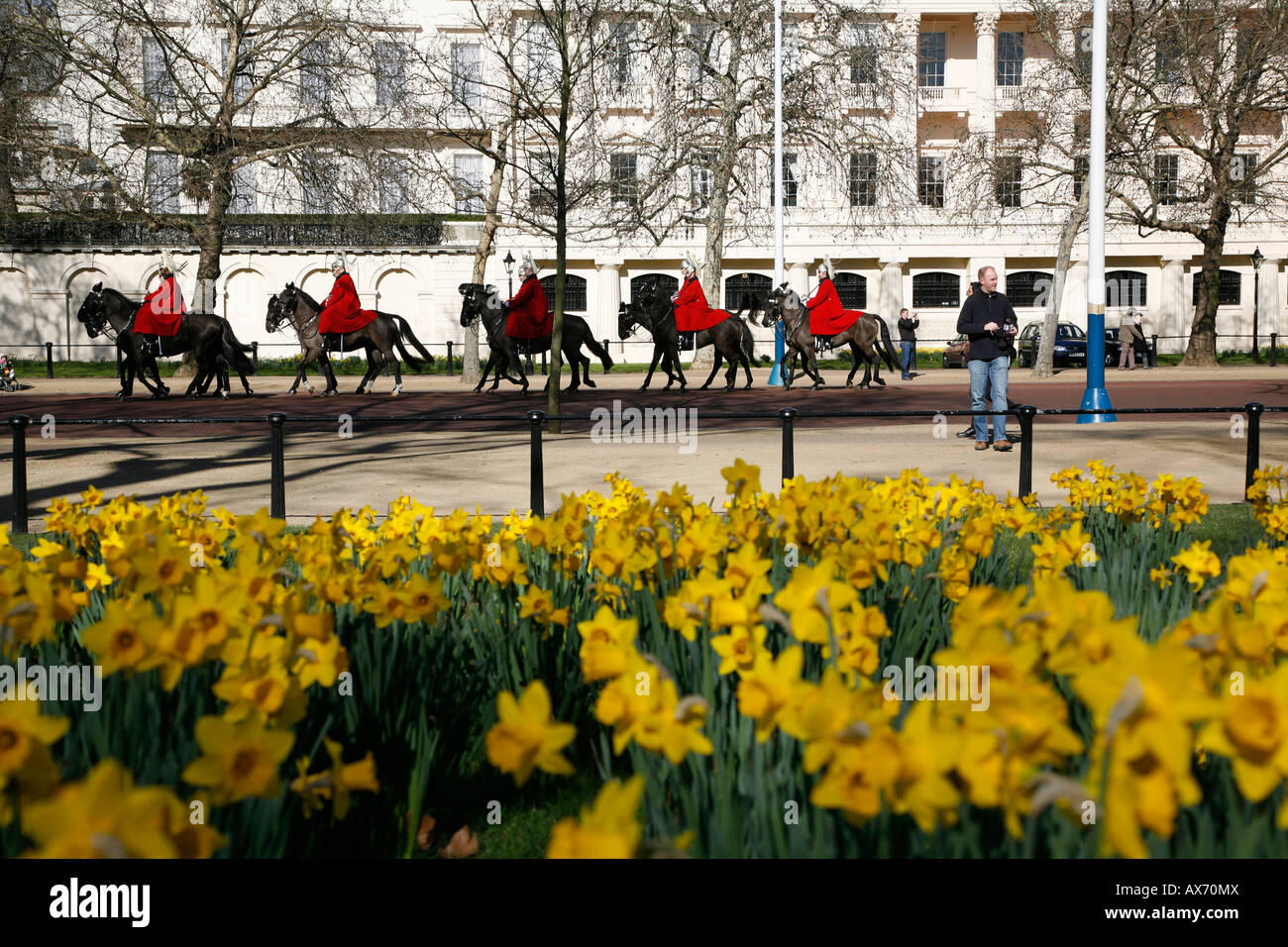 Cavalleria domestico corsa giù il Mall, Londra, sulla strada del ritorno da Horseguards Parade per il cambio della guardia Foto Stock