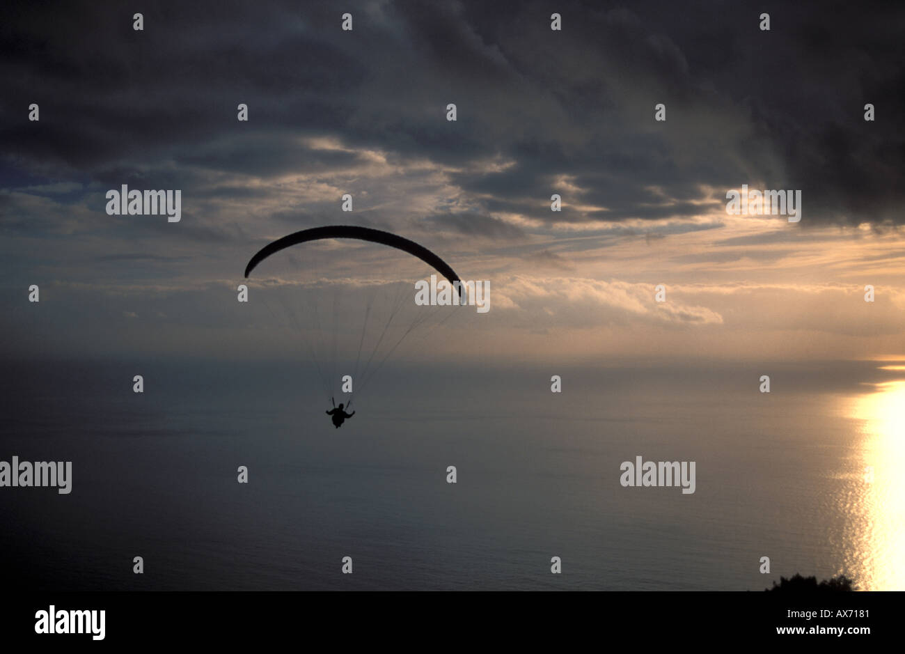 Parasail soaring over LigurianSea al tramonto Provincia Liguria mare Mediterraneo Italia Foto Stock