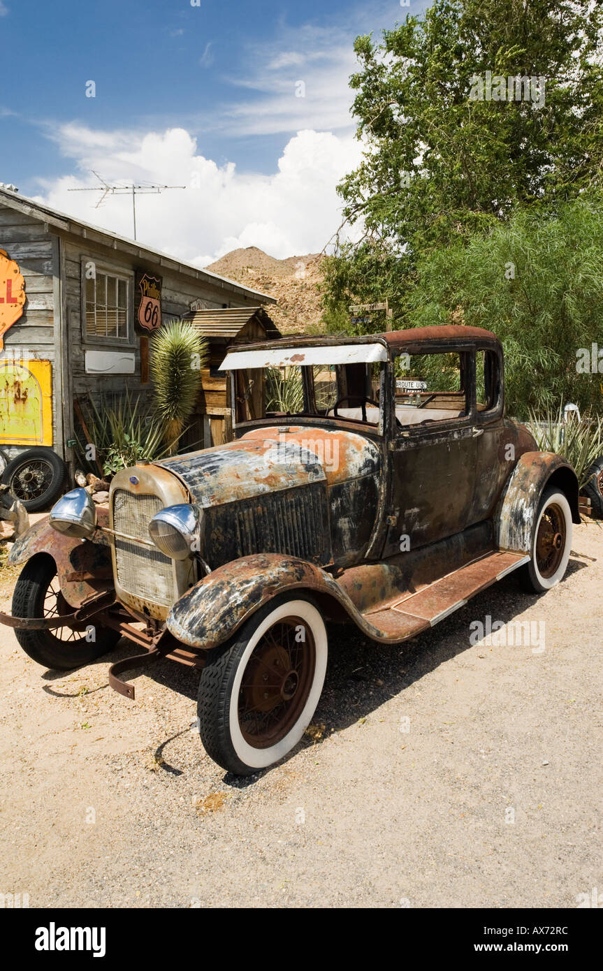 Classic 1930 Ford Coupe, ruggine al di fuori di una stazione di gas garage coperto con vecchi segni, Route 66, Hackberry Arizona Foto Stock