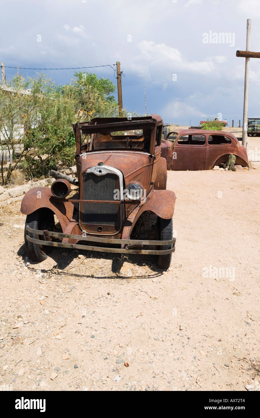Classic 1930 Ford Coupe e un'altra vecchia berlina, ruggine al di fuori di una stazione di benzina, Route 66, Hackberry Arizona, Stati Uniti d'America Foto Stock