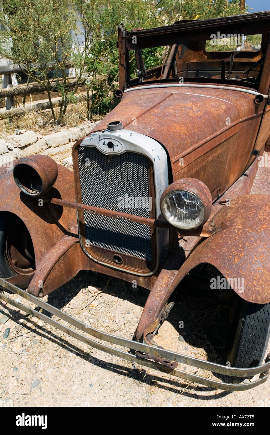 Classic 1930 Ford Coupe, ruggine al di fuori di una stazione di benzina, Route 66, Hackberry Arizona, Stati Uniti d'America Foto Stock