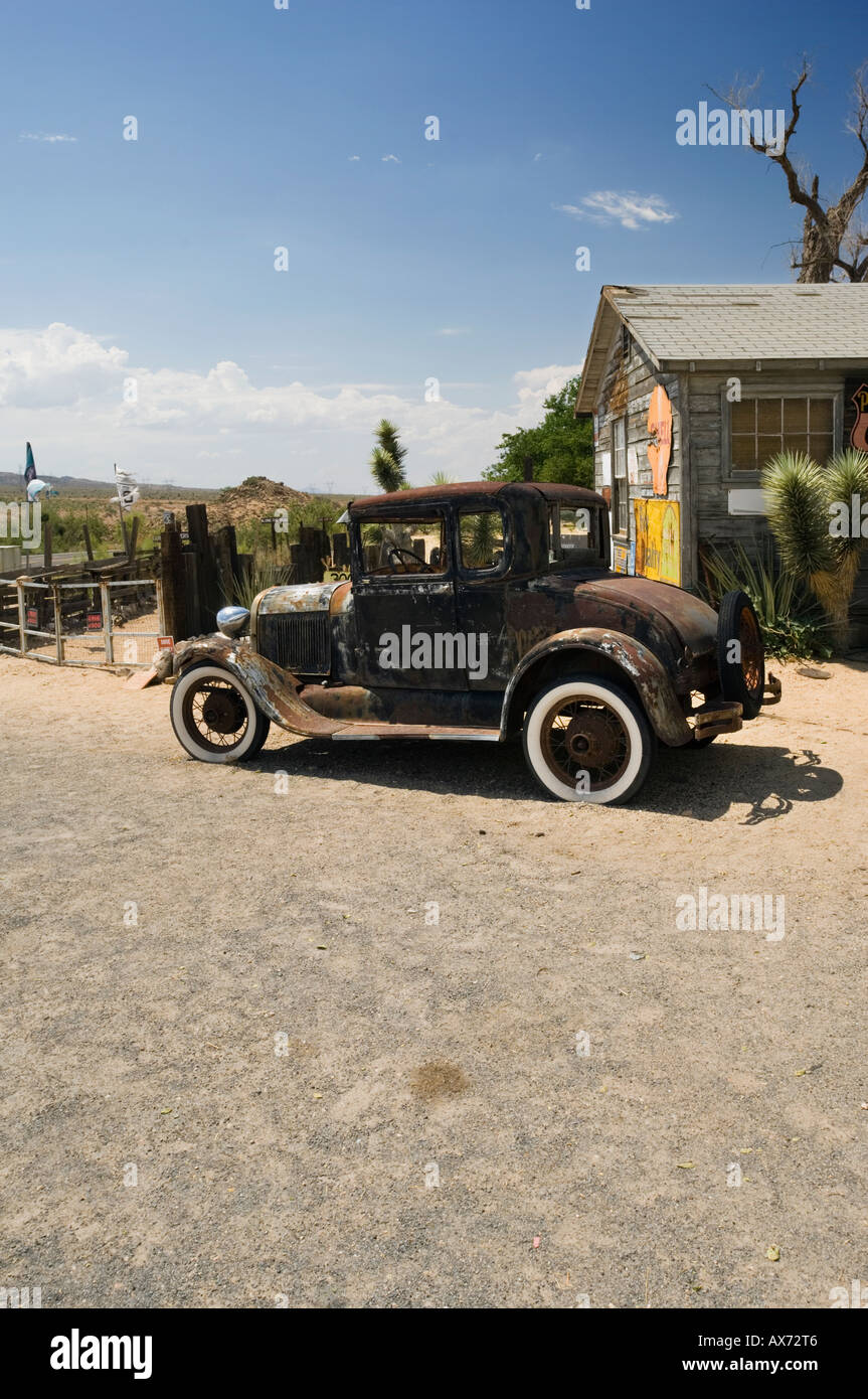 Classic 1930 Ford Coupe, ruggine al di fuori di una stazione di benzina, Route 66, Hackberry Arizona, Stati Uniti d'America Foto Stock