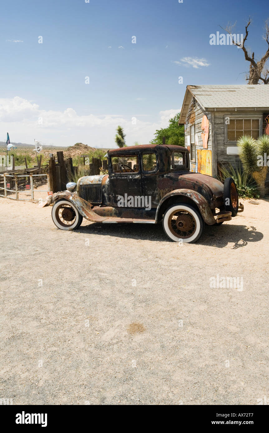 Classic 1930 Ford Coupe, ruggine al di fuori di una stazione di benzina, Route 66, Hackberry Arizona, Stati Uniti d'America Foto Stock