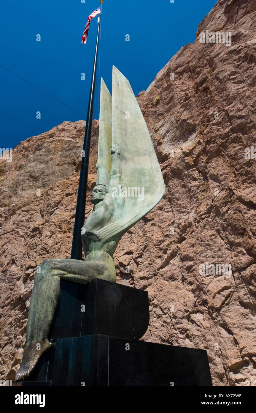 Mitologico statua alata sotto le stelle e strisce, la Diga di Hoover, Nevada, STATI UNITI D'AMERICA Foto Stock