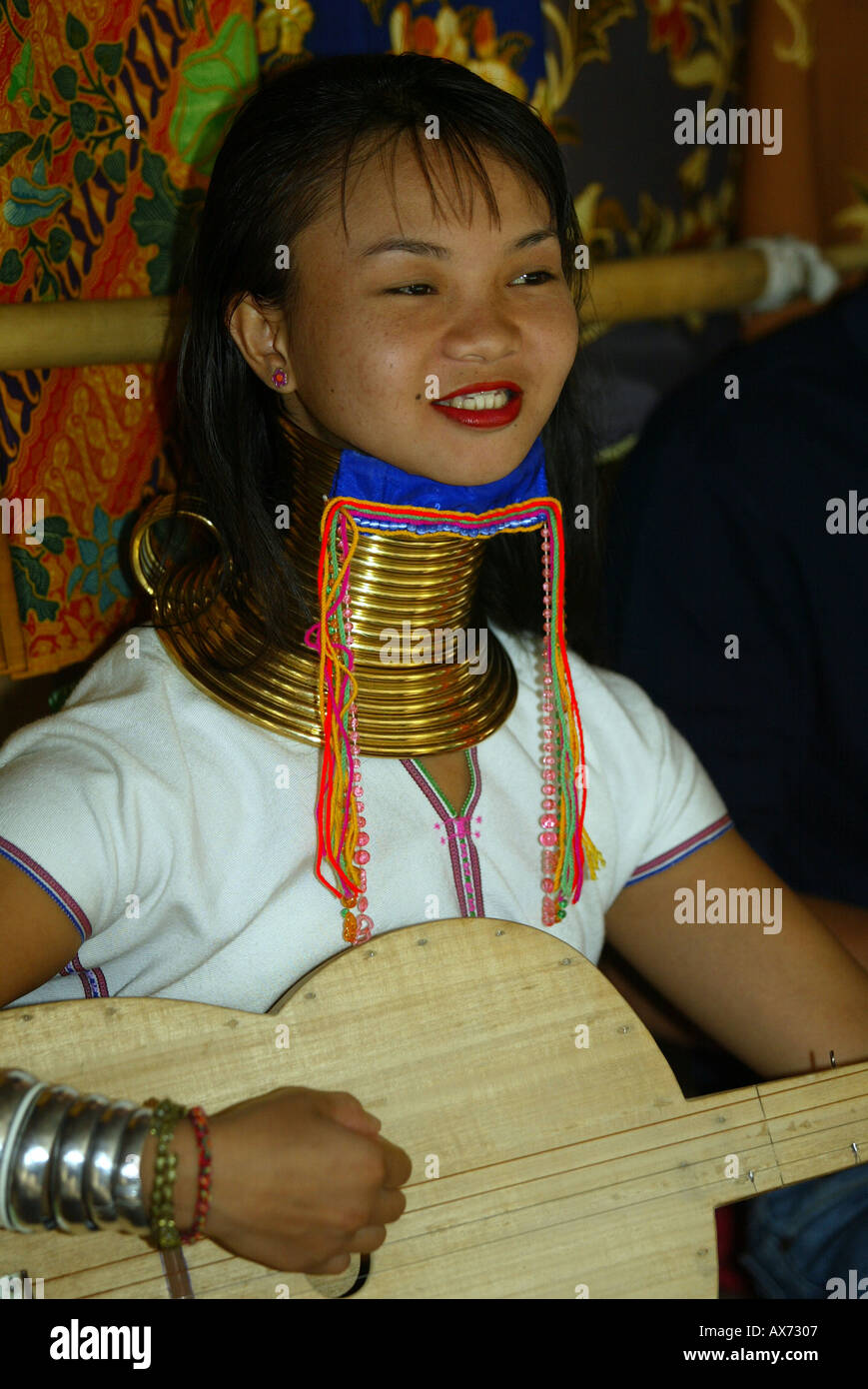 Giraffa bambina gioca fatta in casa Thailandia per chitarra Foto Stock