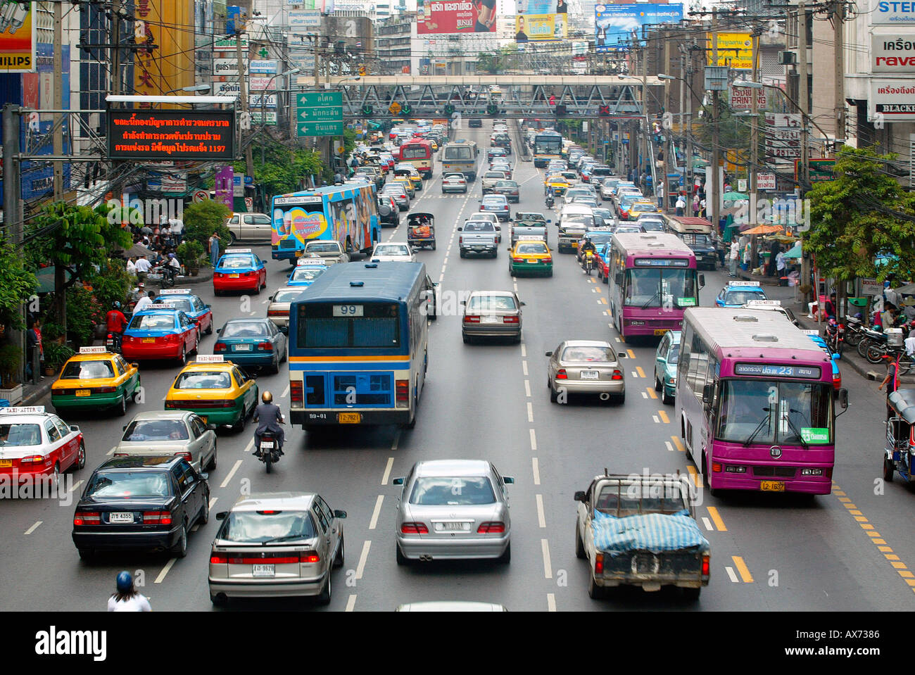 Il traffico sulla Petchaburi Road di Bangkok in Thailandia Foto Stock