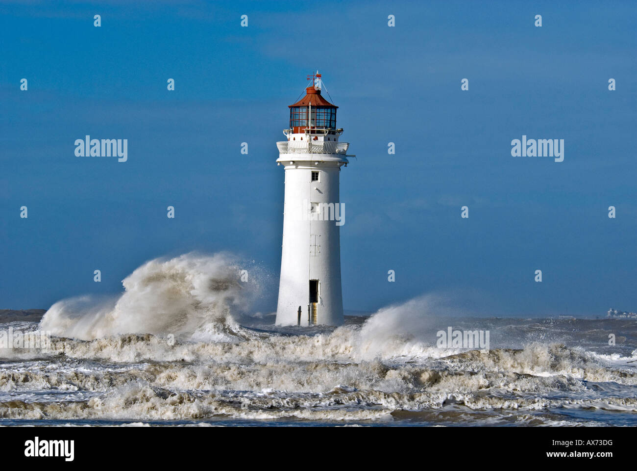 Pesce persico Rock lighthouse New Brighton storm pic in onde Foto Stock