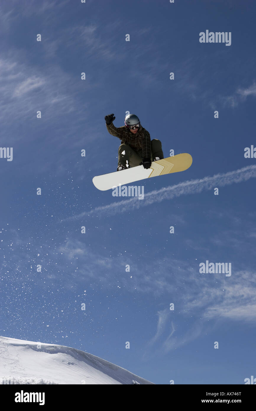 L'Italia, Cervino, Cervinia, snowboarder jumping Foto Stock