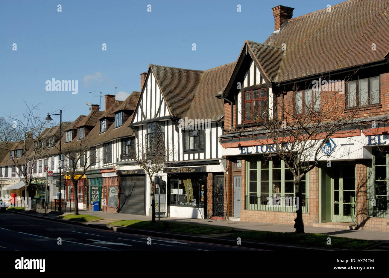 Cheam, Londra sud: fila di mock Tudor negozi e ristoranti su Ewell Road Foto Stock
