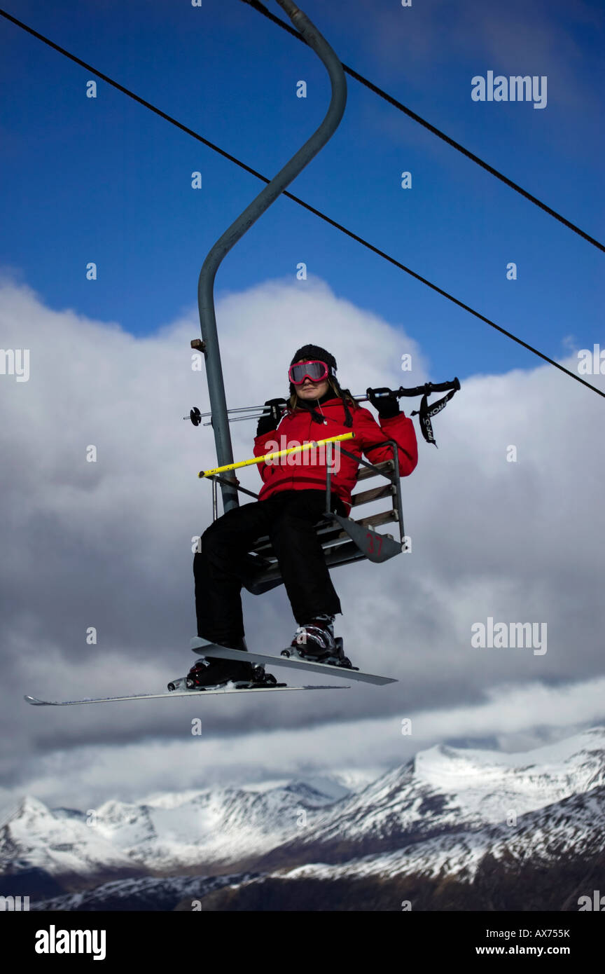 Sciatore rilassante sulla seggiovia, 'Glencoe piste da sci', Lochaber, Regno Unito, Europa Foto Stock