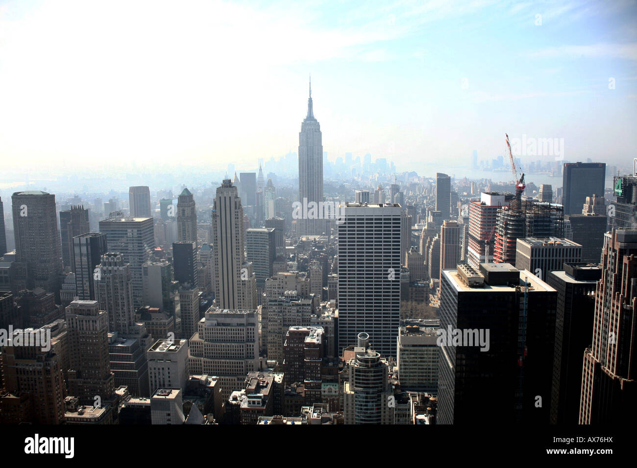 Vista dell'Empire State Building e la parte inferiore di Manhattan e il suo skyline, come si vede dal Rockefeller Center. Tom Zuback Foto Stock