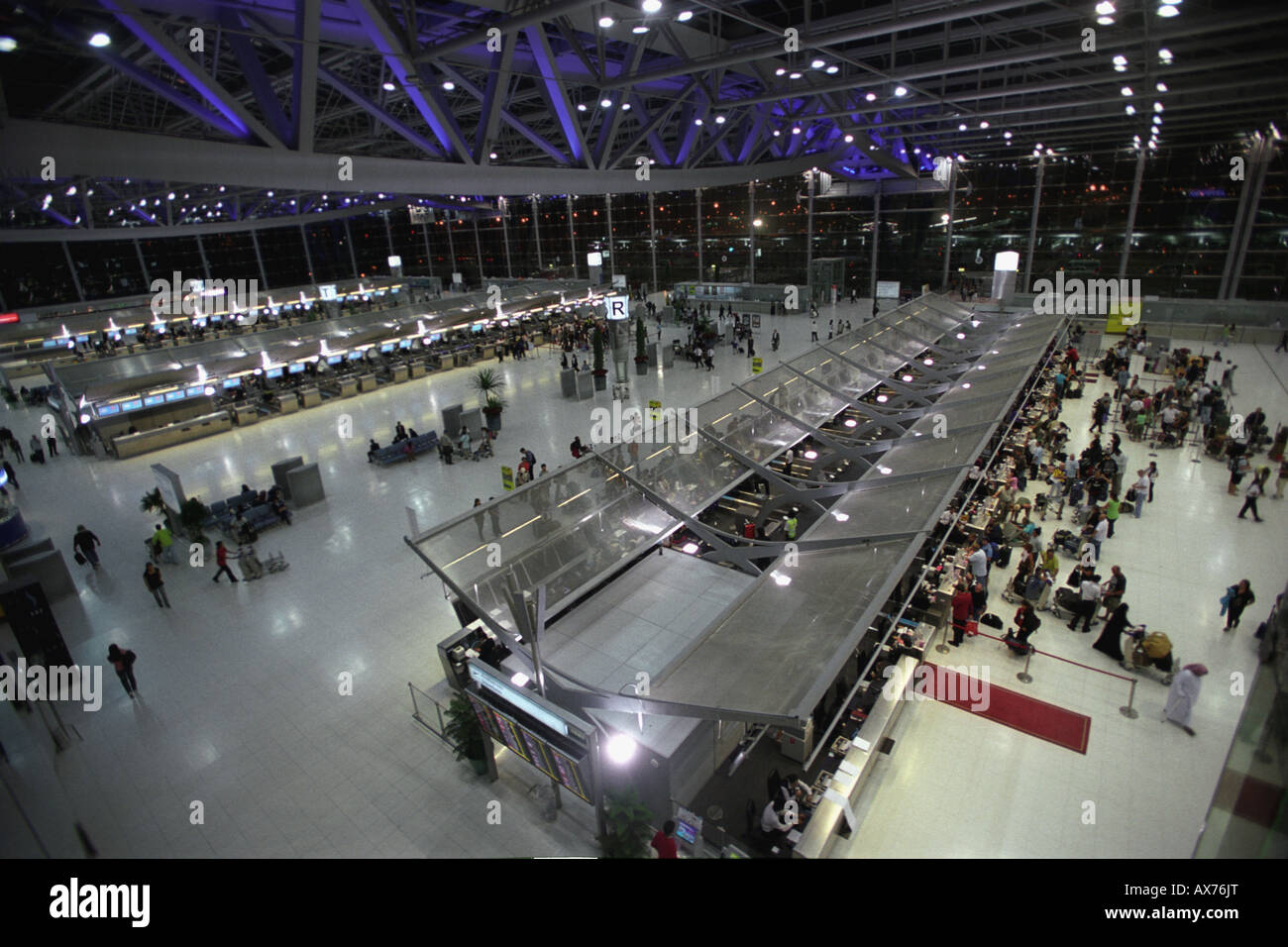 Checkin Internazionale di Bangkok Suvarnabhumi Airport (BKK). Birds Eye view di partenze check in durante la notte. Foto Stock
